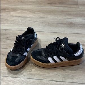 Adidas Women’s Sambae shoes size 5.5